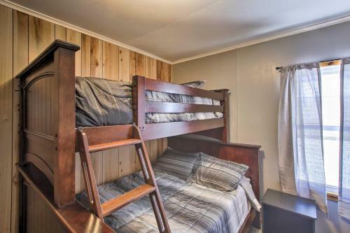 Quaint And Pet-friendly Cabin On Shawano Lake!