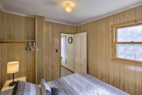Quaint And Pet-friendly Cabin On Shawano Lake!
