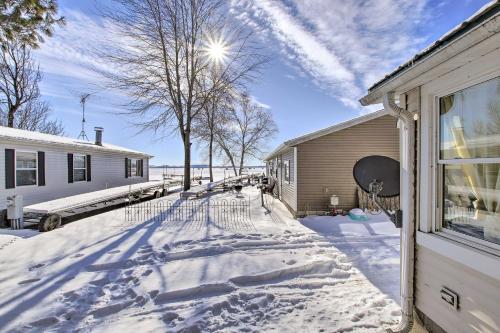 Quaint And Pet-friendly Cabin On Shawano Lake!