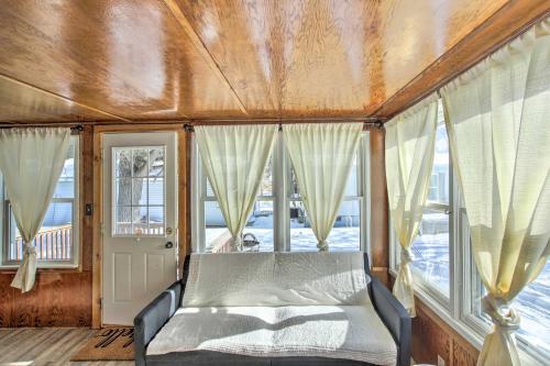 Quaint And Pet-friendly Cabin On Shawano Lake!