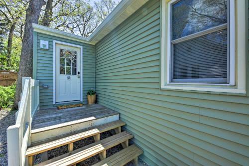 Charming Twin Lakes Hideaway With Private Yard!