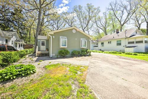 Charming Twin Lakes Hideaway With Private Yard!