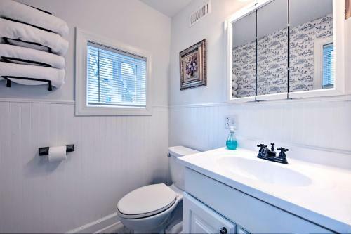 Charming Twin Lakes Hideaway With Private Yard!