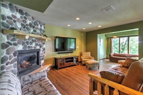 Lakefront Waupaca Home With Pool Table, Dock And Views!