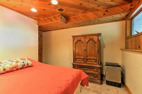 Lakefront Waupaca Home With Pool Table, Dock And Views!