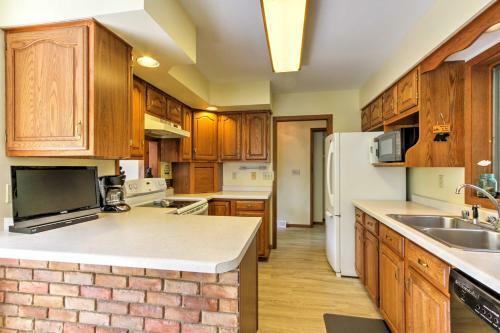 Lakefront Waupaca Home With Pool Table, Dock And Views!