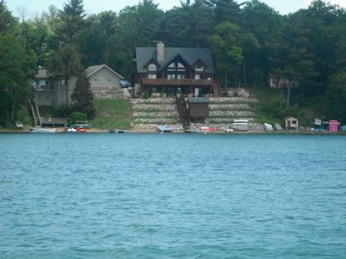 Grandview Lakeside Log Lodge