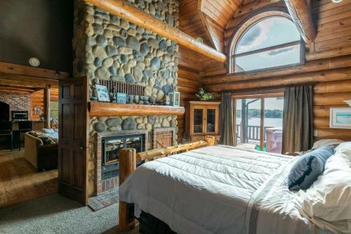 Grandview Lakeside Log Lodge