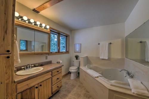 Spacious Alpine Cabin With Fireplace And Deck!