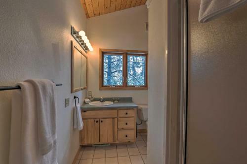 Spacious Alpine Cabin With Fireplace And Deck!