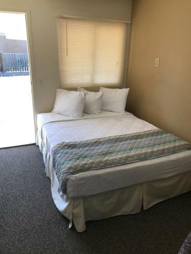 Motel Western 6 Gun