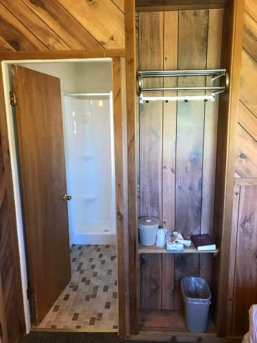 Motel Western 6 Gun