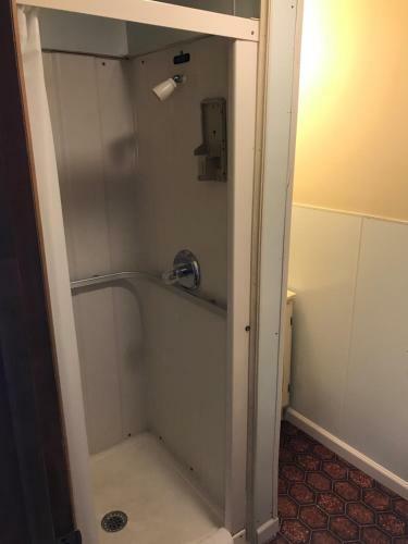 Motel Western 6 Gun