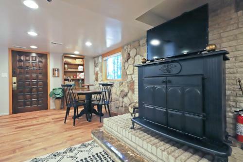 Dells Cottage River Retreat