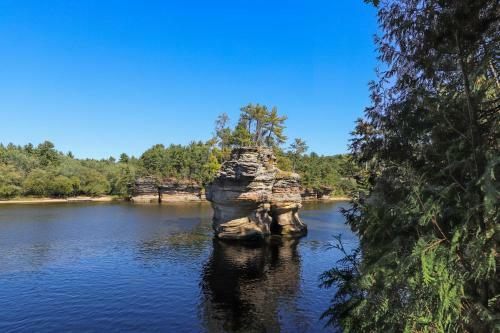 Dells Cottage River Retreat
