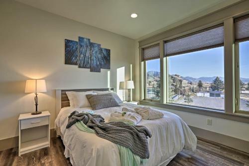 Stunning Valley Home With Furnished Deck And Mtn Views