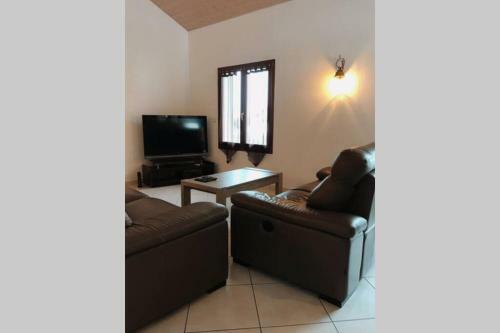 Maison Enti�re Avec 2ch, Sdb Et Vaste Cour - Vouvray