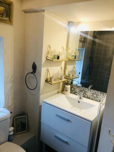 Hostal L?�glantine Studio