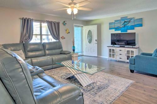 Vibrant Inverness Home With Fenced Yard And Patio
