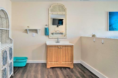 Vibrant Inverness Home With Fenced Yard And Patio