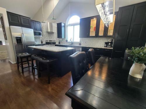 King Bed - Pool Table - Get-a-way Retreat