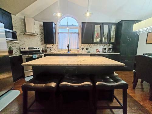 King Bed - Pool Table - Get-a-way Retreat