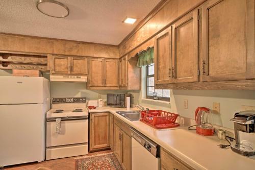 Inviting Apartment With Deck In Smoky Mountains