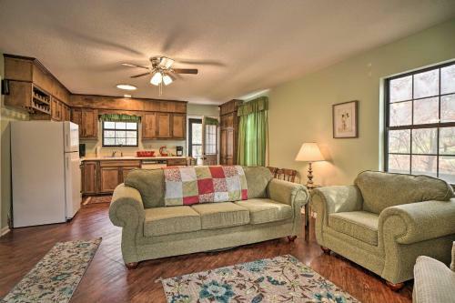 Inviting Apartment With Deck In Smoky Mountains