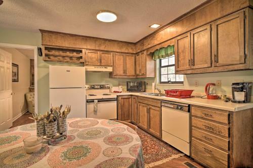 Inviting Apartment With Deck In Smoky Mountains