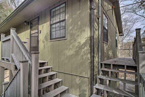 Inviting Apartment With Deck In Smoky Mountains