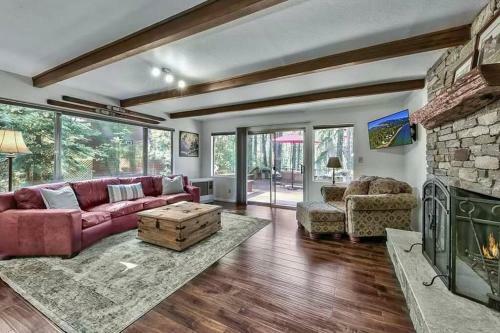 New Modern Cozy Cabin With Spectacular Deck