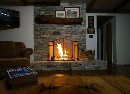 New Modern Cozy Cabin With Spectacular Deck