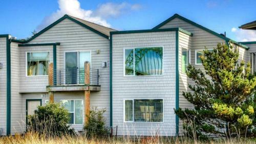 Yaquina Bay Club