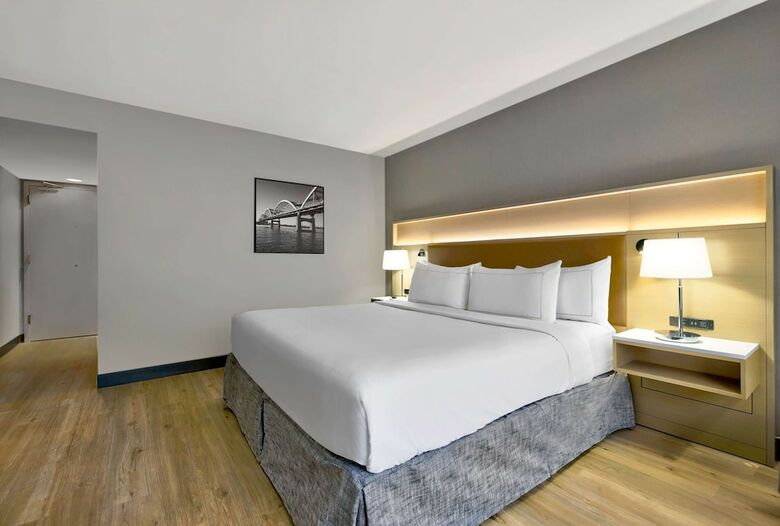 Radisson Quad City Plaza Hotel