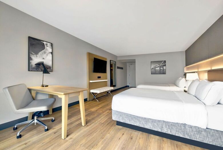 Radisson Quad City Plaza Hotel