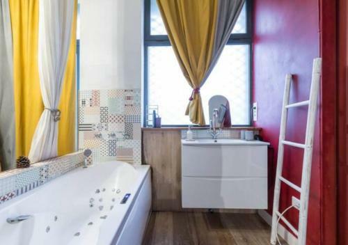 Beautiful Design Apartment In Nice With A Large Bathtub