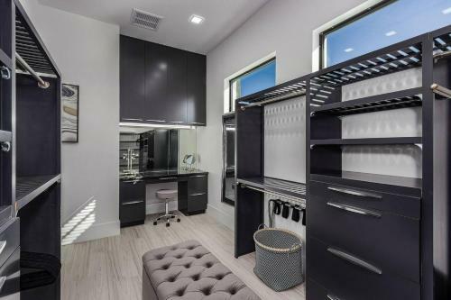 Beach 5 Min. Walk-luxurious Modern Pool Home