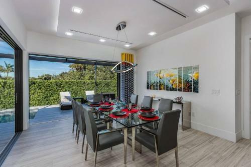 Beach 5 Min. Walk-luxurious Modern Pool Home