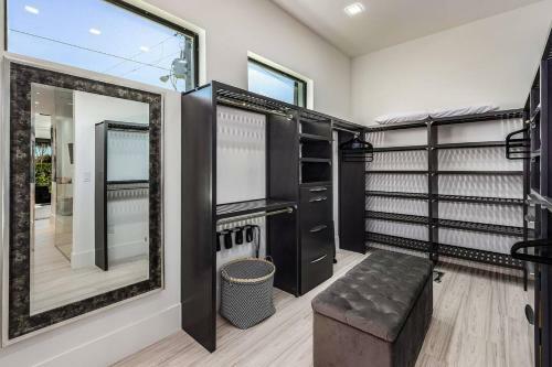 Beach 5 Min. Walk-luxurious Modern Pool Home