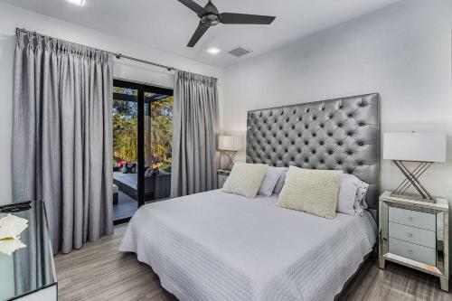Beach 5 Min. Walk-luxurious Modern Pool Home
