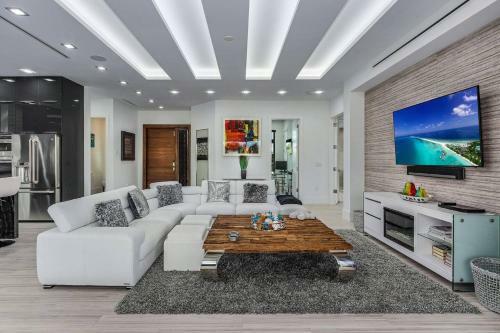 Beach 5 Min. Walk-luxurious Modern Pool Home