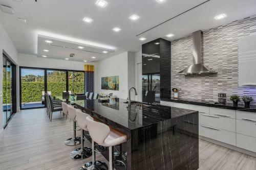 Beach 5 Min. Walk-luxurious Modern Pool Home