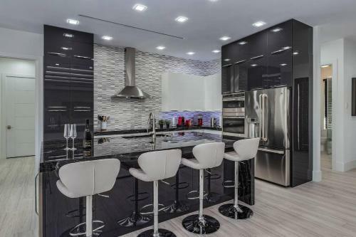 Beach 5 Min. Walk-luxurious Modern Pool Home