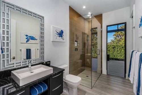 Beach 5 Min. Walk-luxurious Modern Pool Home