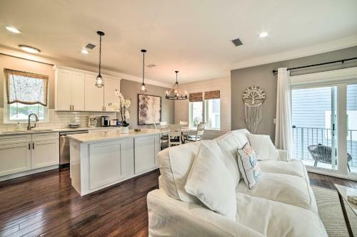 Beach Retreat With Rooftop Deck, Walk To Beach!