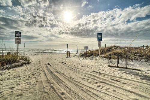 Beach Retreat With Rooftop Deck, Walk To Beach!
