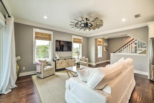 Beach Retreat With Rooftop Deck, Walk To Beach!