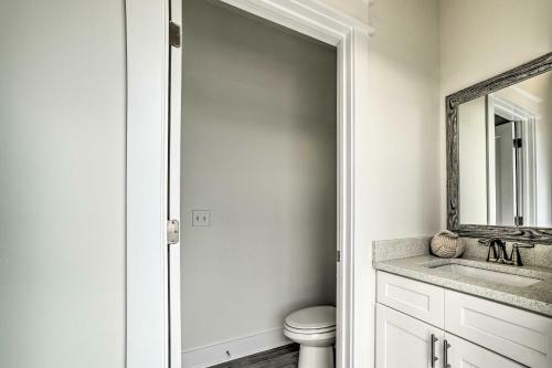 Beach Retreat With Rooftop Deck, Walk To Beach!