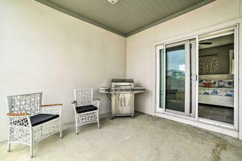 Beach Retreat With Rooftop Deck, Walk To Beach!