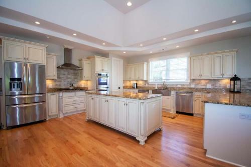 719 Sea Dragon Ln - Robin's Nest